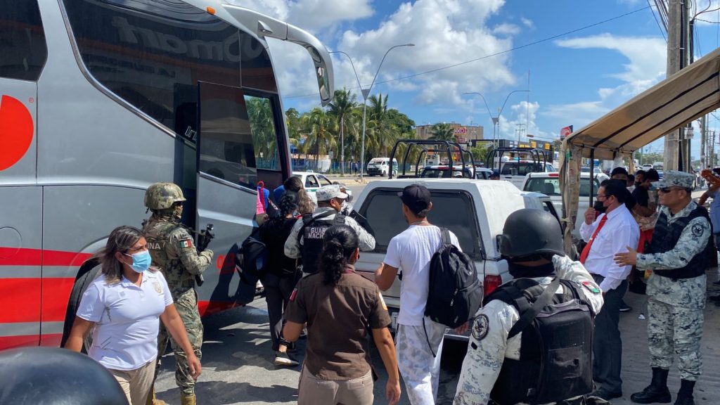 Aseguran indocumentados que se trasladaban en autobuses foráneos en Cancún