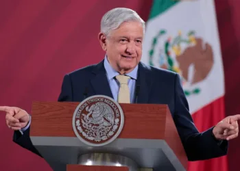 López Obrador desmiente rumores de posible divorcio con su esposa